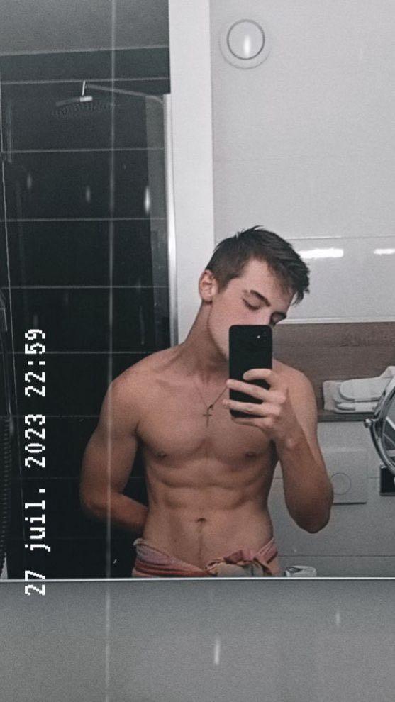 Lee's profile